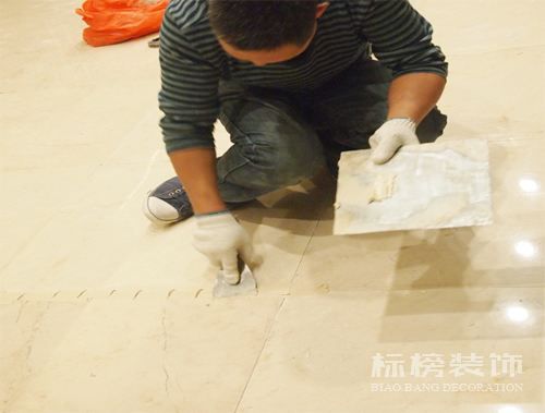办公室装修瓷砖上铺木地板可以吗？